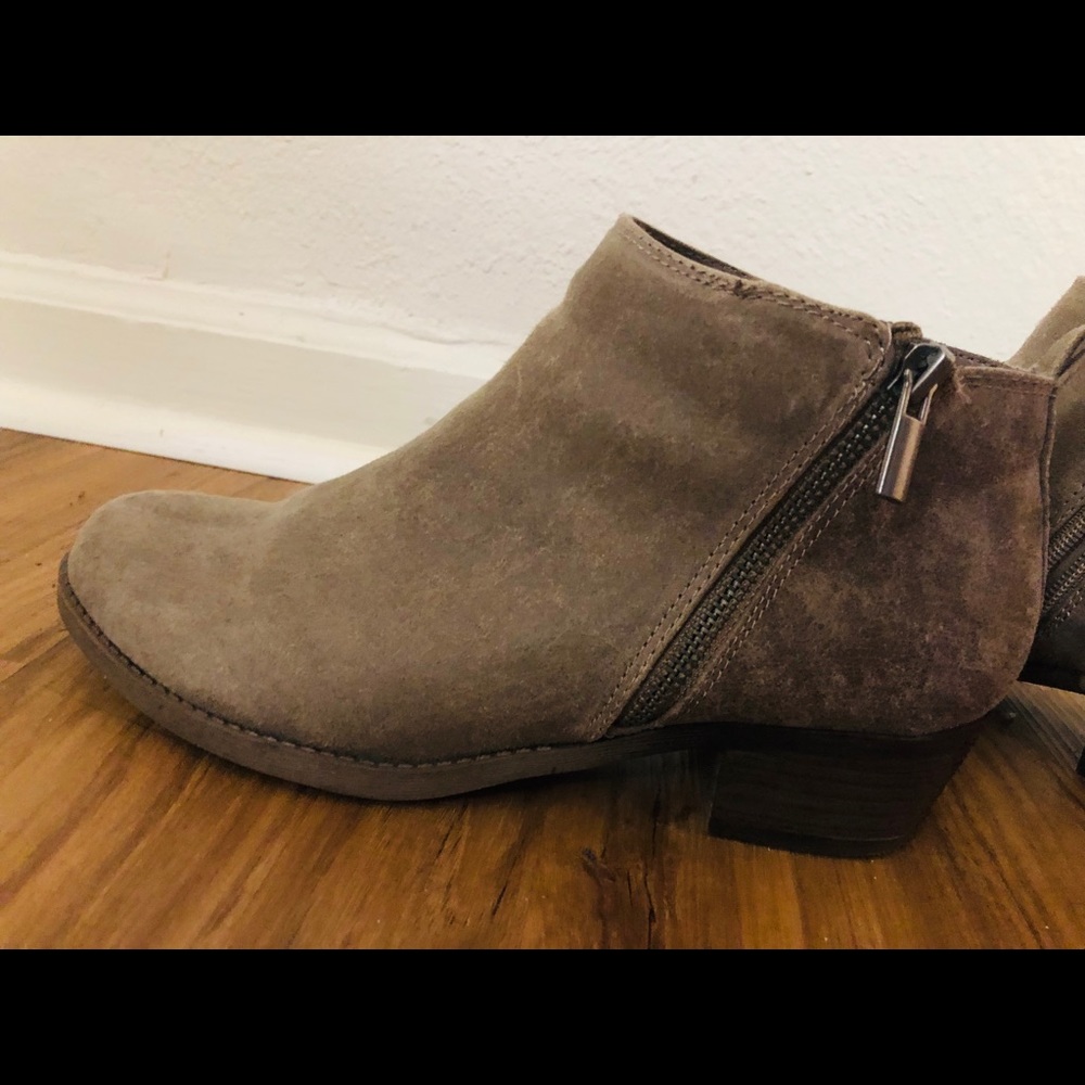 Cute 0.5 inch grey ankle boots